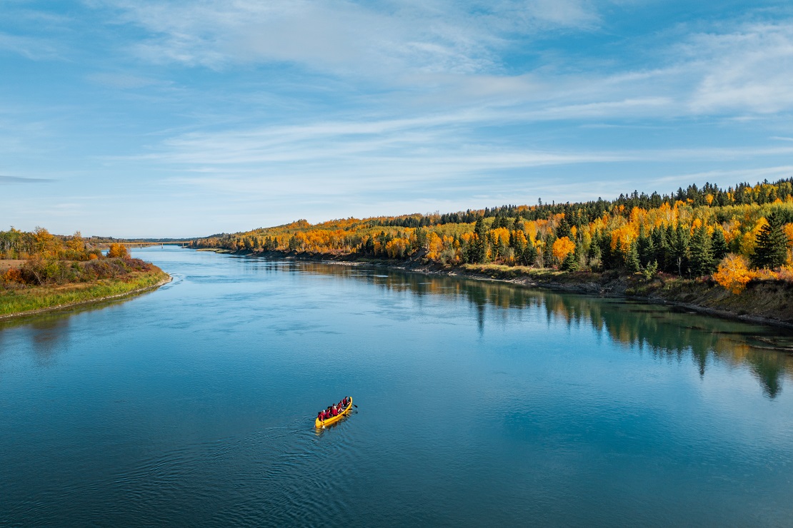 -	Des gens font du canot sur une rivière de l’Alberta en automne
